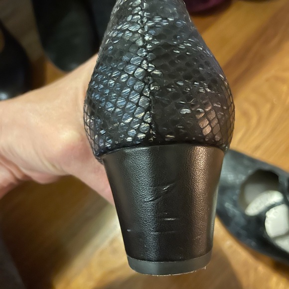 Trotter Jamie Criss Cross Pumps - Picture 5 of 6